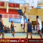 Situasi pertandingan antara Banteng Mimika (kaos Putih) versus Yonif Supiori (kaos Biru) pada Turnamen Tarantula Kings 2026, yang digelar di GOR Petrus Kafiar Biak, Kabupaten Biak Numfor, Sabtu (1/8/2026) (karapauwnews.com/Foto: Official Banteng Mimika)