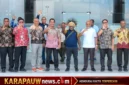 Menteri Hak Asasi Manusia Republik Indonesia, Natalius Pigai, saat tiba di Nabire, Minggu (16/8/2026) (karapauwnews.com/Foto: Humas Pemprov Papua Tengah)