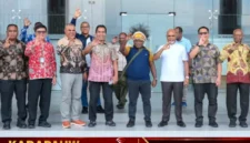 Menteri Hak Asasi Manusia Republik Indonesia, Natalius Pigai, saat tiba di Nabire, Minggu (16/8/2026) (karapauwnews.com/Foto: Humas Pemprov Papua Tengah)