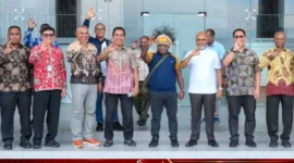 Menteri Hak Asasi Manusia Republik Indonesia, Natalius Pigai, saat tiba di Nabire, Minggu (16/8/2026) (karapauwnews.com/Foto: Humas Pemprov Papua Tengah)