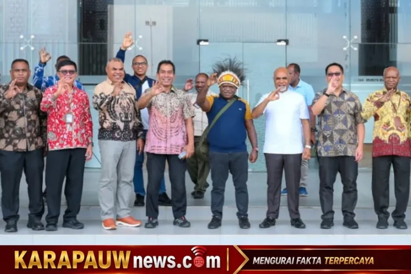 Menteri Hak Asasi Manusia Republik Indonesia, Natalius Pigai, saat tiba di Nabire, Minggu (16/8/2026) (karapauwnews.com/Foto: Humas Pemprov Papua Tengah)