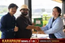 Liontine Magal saat menyerahkan berkas Calon Ketua BPC HIPMI Kabupaten Mimika 2026-2029 kepada Panitia Pelaksana (karapauwnews.com/Foto: Dokumen pribadi Liontine Magal)