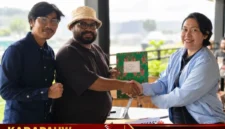 Liontine Magal saat menyerahkan berkas Calon Ketua BPC HIPMI Kabupaten Mimika 2026-2029 kepada Panitia Pelaksana (karapauwnews.com/Foto: Dokumen pribadi Liontine Magal)