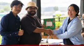 Liontine Magal saat menyerahkan berkas Calon Ketua BPC HIPMI Kabupaten Mimika 2026-2029 kepada Panitia Pelaksana (karapauwnews.com/Foto: Dokumen pribadi Liontine Magal)
