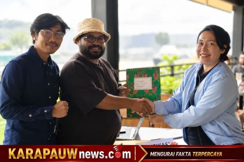 Liontine Magal saat menyerahkan berkas Calon Ketua BPC HIPMI Kabupaten Mimika 2026-2029 kepada Panitia Pelaksana (karapauwnews.com/Foto: Dokumen pribadi Liontine Magal)