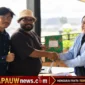 Liontine Magal saat menyerahkan berkas Calon Ketua BPC HIPMI Kabupaten Mimika 2026-2029 kepada Panitia Pelaksana (karapauwnews.com/Foto: Dokumen pribadi Liontine Magal)