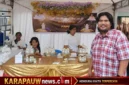 Simon Haluk saat berada di stand UMKM dan menunjukkan produk Pengusir Nyamuk Alami Papua BeLL & Shine karyanya yang berlangsung di halaman Eme Neme Yauware, Timika, Kabupaten Mimika, Papua Tengah, Selasa (6/10/2026) (karapauwnews.com/Foto: Dokumen pribadi Simon Haluk)