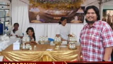 Simon Haluk saat berada di stand UMKM dan menunjukkan produk Pengusir Nyamuk Alami Papua BeLL & Shine karyanya yang berlangsung di halaman Eme Neme Yauware, Timika, Kabupaten Mimika, Papua Tengah, Selasa (6/10/2026) (karapauwnews.com/Foto: Dokumen pribadi Simon Haluk)
