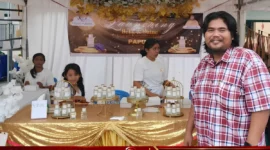 Simon Haluk saat berada di stand UMKM dan menunjukkan produk Pengusir Nyamuk Alami Papua BeLL & Shine karyanya yang berlangsung di halaman Eme Neme Yauware, Timika, Kabupaten Mimika, Papua Tengah, Selasa (6/10/2026) (karapauwnews.com/Foto: Dokumen pribadi Simon Haluk)