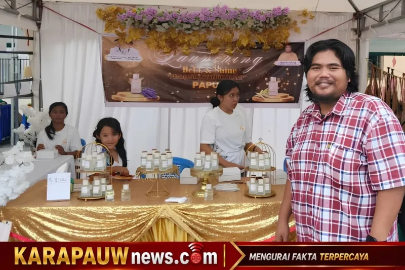 Simon Haluk saat berada di stand UMKM dan menunjukkan produk Pengusir Nyamuk Alami Papua BeLL & Shine karyanya yang berlangsung di halaman Eme Neme Yauware, Timika, Kabupaten Mimika, Papua Tengah, Selasa (6/10/2026) (karapauwnews.com/Foto: Dokumen pribadi Simon Haluk)