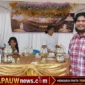 Simon Haluk saat berada di stand UMKM dan menunjukkan produk Pengusir Nyamuk Alami Papua BeLL & Shine karyanya yang berlangsung di halaman Eme Neme Yauware, Timika, Kabupaten Mimika, Papua Tengah, Selasa (6/10/2026) (karapauwnews.com/Foto: Dokumen pribadi Simon Haluk)