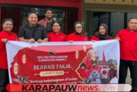 Situasi saat berbagi Takjil kepada masyarakat (Foto: karapauwnews.com)