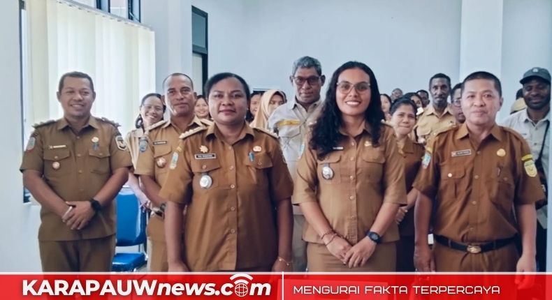 Foto bersama usai Sertijab Kepala Distrik Wania, yang diselenggarakan di aula Kantor Distrik Wania, Senin (16/3/2026) (Foto: karapauwnews.com)