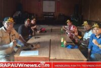 Situasi rapat perdana Apdesi Mimika, yang diselenggarakan di balai kampung Nawaripi, Kabupaten Mimika, Papua Tengah, Senin (16/3/2026) (Foto: karapauwnews.com)