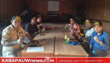 Situasi rapat perdana Apdesi Mimika, yang diselenggarakan di balai kampung Nawaripi, Kabupaten Mimika, Papua Tengah, Senin (16/3/2026) (Foto: karapauwnews.com)