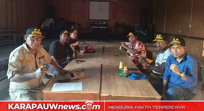 Situasi rapat perdana Apdesi Mimika, yang diselenggarakan di balai kampung Nawaripi, Kabupaten Mimika, Papua Tengah, Senin (16/3/2026) (Foto: karapauwnews.com)