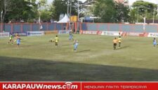 Situasi saat Persipani Paniai mampu menyamakan kedudukan 1-1 saat berhadapan dengan Persemi Mimika di Liga 4 Papua Tengah Musim 2025-2026, yang digelar di Stadion Imipi Wania, Kabupaten Mimika, Senin sore (15/3/2026) (Foto: karapauwnews.com)