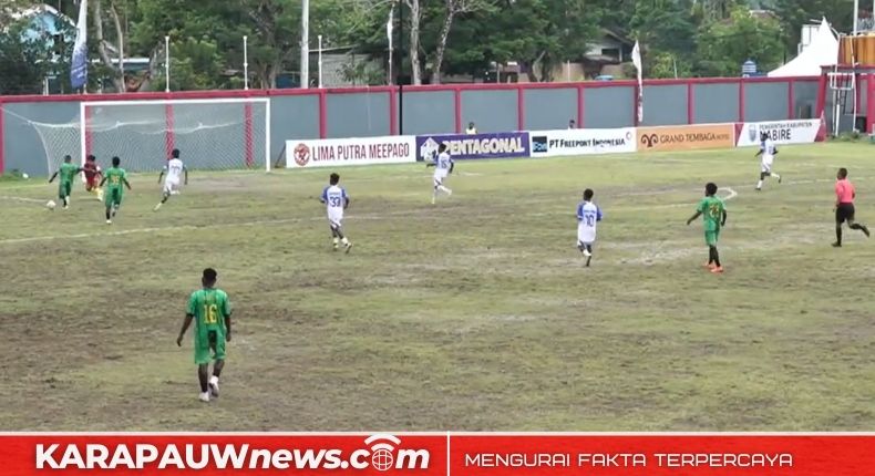 Situasi saat Persido Dogiyai mencetak gol ke-2 di gawang Persemi Mimika pada Liga 4 Papua Tengah Musim 2025-2026, yang digelar di Stadion Imipi Wania, Kabupaten Mimika, Selasa pagi (15/3/2026) (Foto: karapauwnews.com)
