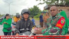 Danramil 06 Agimuga, Hengki M Haluk saat membagi takjil kepada kepada para pengguna jalan dan masyarakat (karapauwnews.com/Foto Dokumen Koramil 06 Agimuga)