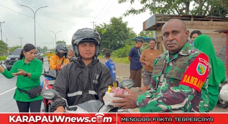Danramil 06 Agimuga, Hengki M Haluk saat membagi takjil kepada kepada para pengguna jalan dan masyarakat (karapauwnews.com/Foto Dokumen Koramil 06 Agimuga)