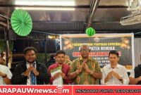 Foto bersama usai diskusi publik yang digelar Forum Alumni Pimpinan Cipayung Kabupaten Mimika, yang diselenggarakan di Caffe Titik Kumpul (TKP), Kamis malam (19/3/2026) (Foto: karapauwnews.com)