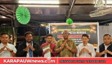 Foto bersama usai diskusi publik yang digelar Forum Alumni Pimpinan Cipayung Kabupaten Mimika, yang diselenggarakan di Caffe Titik Kumpul (TKP), Kamis malam (19/3/2026) (Foto: karapauwnews.com)