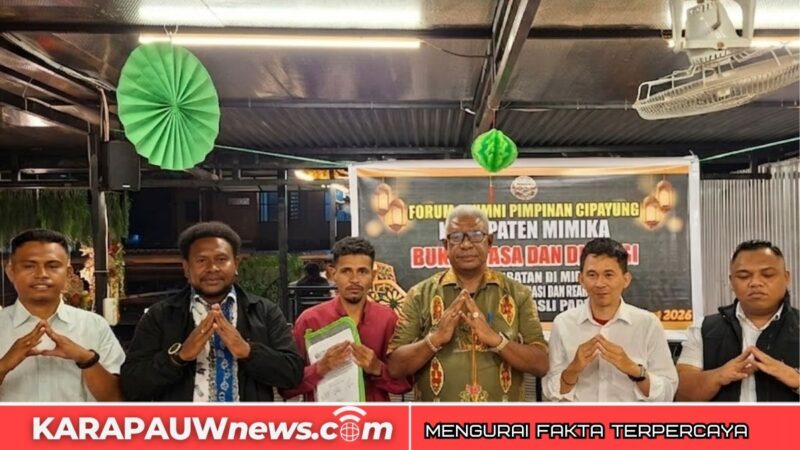 Foto bersama usai diskusi publik yang digelar Forum Alumni Pimpinan Cipayung Kabupaten Mimika, yang diselenggarakan di Caffe Titik Kumpul (TKP), Kamis malam (19/3/2026) (Foto: karapauwnews.com)