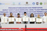 Para Menteri saat menunjukkan dokumen Surat Keputusan Bersama Tujuh Menteri tentang Pedoman Pemanfaatan dan Pembelajaran Teknologi Digital dan Kecerdasan Artifisial di Jalur Pendidikan Formal, Nonformal, dan Informal usai ditandatangani di Kantor Kemenko PMK, Jakarta Pusat, Kamis (12/3/2026) (karapauwnews.com/Foto: Ardi W/Komdigi)