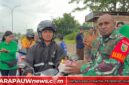 Danramil 06 Agimuga, Hengki M Haluk saat membagi takjil kepada kepada para pengguna jalan dan masyarakat (karapauwnews.com/Foto Dokumen Koramil 06 Agimuga)