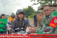 Danramil 06 Agimuga, Hengki M Haluk saat membagi takjil kepada kepada para pengguna jalan dan masyarakat (karapauwnews.com/Foto Dokumen Koramil 06 Agimuga)
