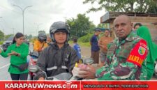 Danramil 06 Agimuga, Hengki M Haluk saat membagi takjil kepada kepada para pengguna jalan dan masyarakat (karapauwnews.com/Foto Dokumen Koramil 06 Agimuga)